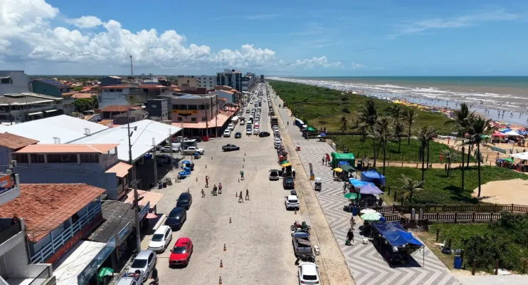 Prefeitura de São Mateus realiza ação de limpeza em Guriri com o “Projeto Praia Limpa"