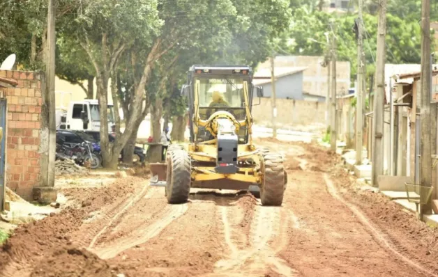 Prefeitura de Teixeira de Freitas avança em obras de pavimentação no bairro Caminho do Mar  