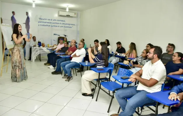 Prefeitura de Teixeira de Freitas capacita servidores para avançar na regularização de imóveis