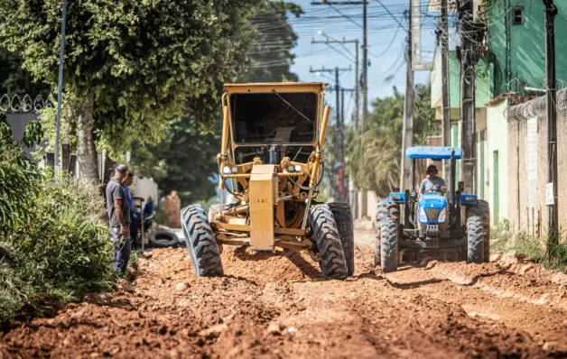 Prefeitura de Teixeira de Freitas continua pavimentação na Avenida SESC e outras vias