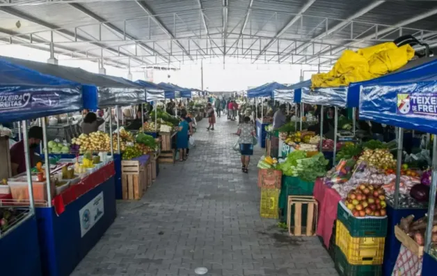 Prefeitura de Teixeira de Freitas instala novas calhas no Mercadão Municipal para evitar infiltrações