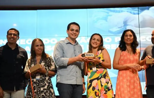 Prefeitura de Vitória realiza entrega de Botão do Pânico a diretores escolares