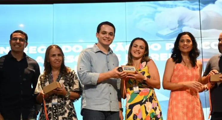 Prefeitura de Vitória realiza entrega de Botão do Pânico a diretores escolares