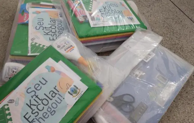 Prefeitura entrega kits e uniformes escolares para alunos da Rede Municipal