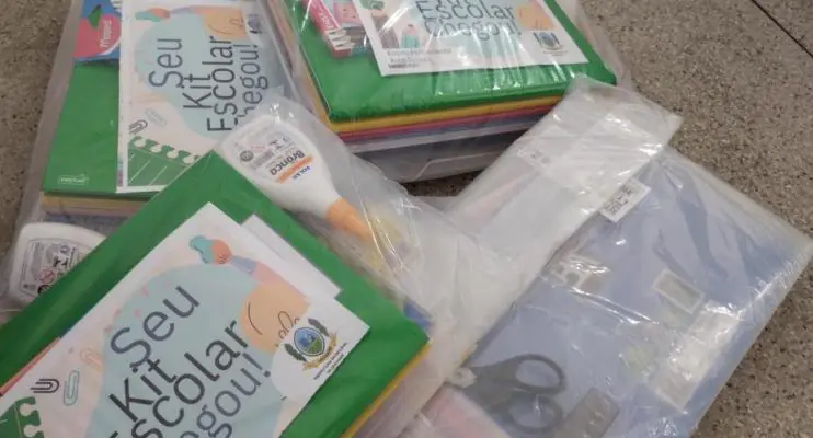 Prefeitura entrega kits e uniformes escolares para alunos da Rede Municipal