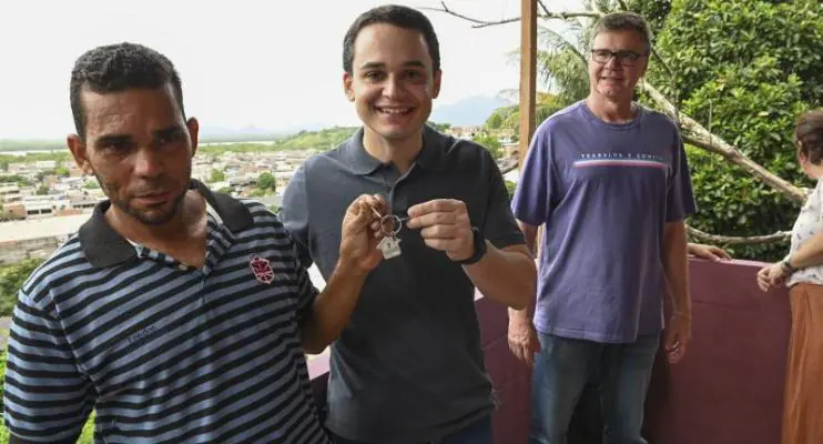 Prefeitura entrega mais três casas a moradores de Vitória ES.