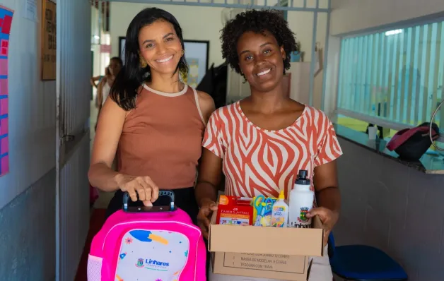 Prefeitura inicia a entrega dos tênis e meias, kits didáticos e mochilas para famílias dos estudantes