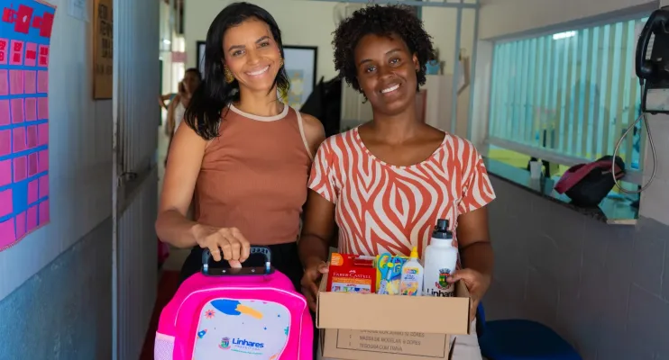 Prefeitura inicia a entrega dos tênis e meias, kits didáticos e mochilas para famílias dos estudantes