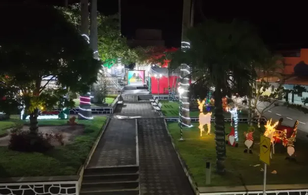 Prefeitura de Mucurici acende iluminação natalina 