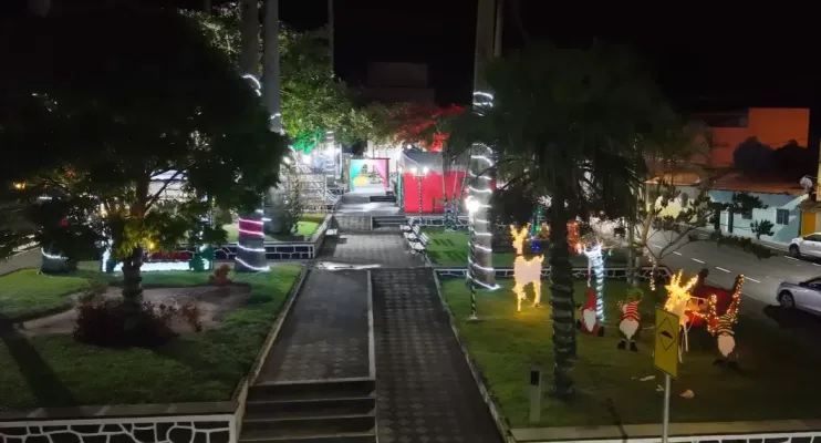 Prefeitura de Mucurici acende iluminação natalina 