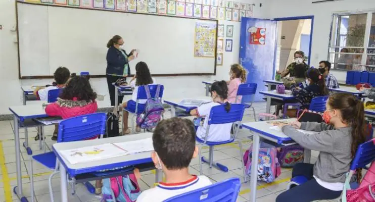 Prefeitura nomeia mais 326 profissionais para atuar na rede de ensino da capital