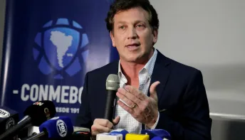 Presidente da Conmebol anuncia casas nas redes e seguidores brincam: 'Não tá fácil pra ninguém'