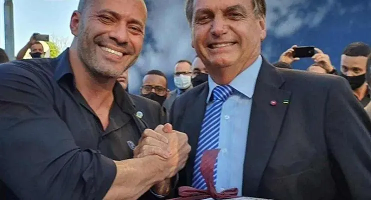 Presidente Jair Bolsonaro disse em entrevista em Brasília que mal conhece Daniel Silveira