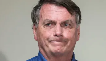 Preso em casa, Bolsonaro tem crises de soluço, mudança de humor e visitante sem celular