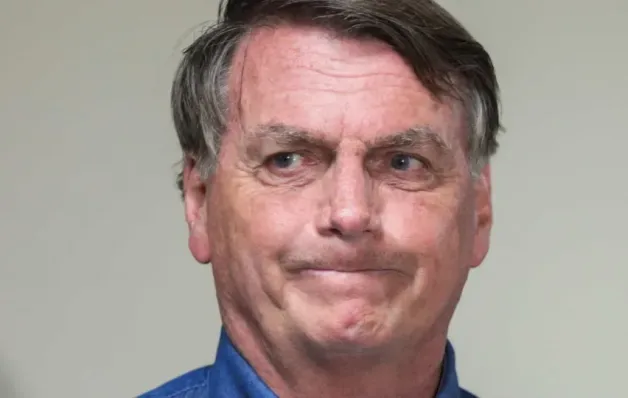 Preso em casa, Bolsonaro tem crises de soluço, mudança de humor e visitante sem celular