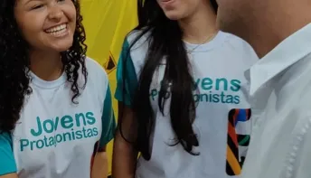 Presos vão confeccionar uniformes para alunos da rede estadual