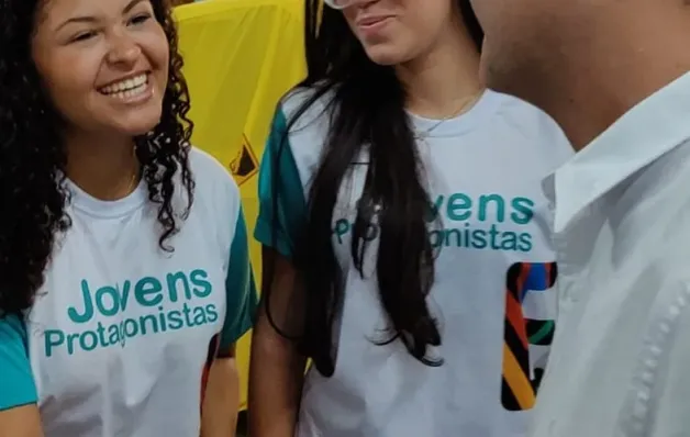 Presos vão confeccionar uniformes para alunos da rede estadual