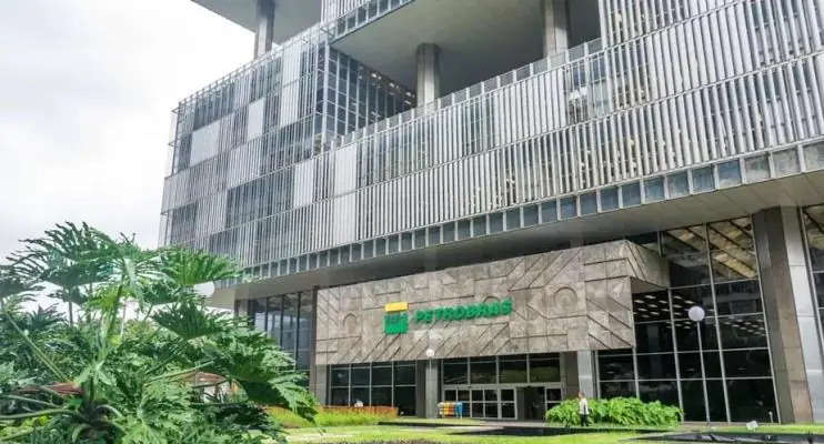Pressionada pelo governo, Petrobras segura reajuste no preço dos combustíveis antes do 2º turno