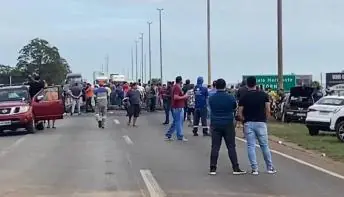 PRF diz que vai à Justiça para liberar vias bloqueadas por caminhoneiros após derrota de Bolsonaro