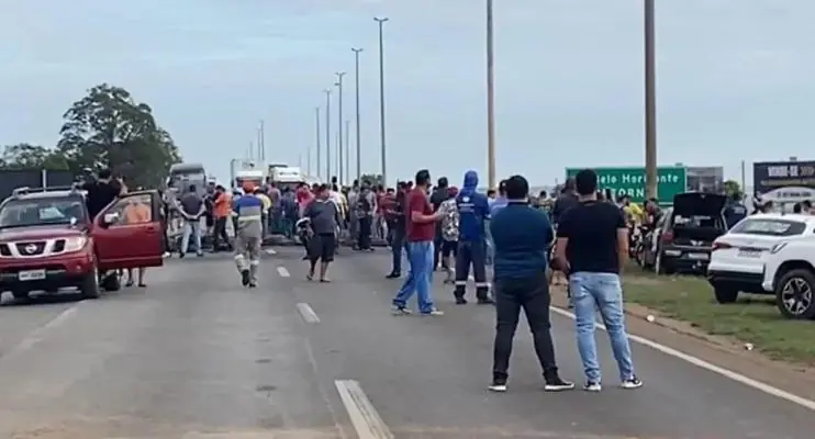 PRF diz que vai à Justiça para liberar vias bloqueadas por caminhoneiros após derrota de Bolsonaro