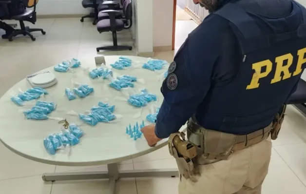 PRF prende dois suspeitos com mais de 1 mil pinos com cocaína no ES