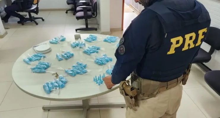 PRF prende dois suspeitos com mais de 1 mil pinos com cocaína no ES