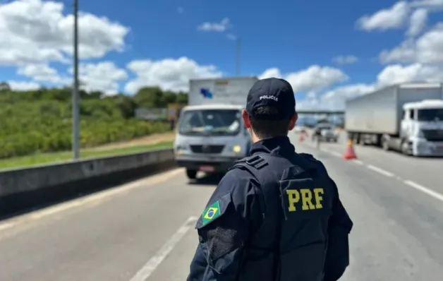 PRF realiza ação de saúde preventiva na BR-101 para motoristas de carga