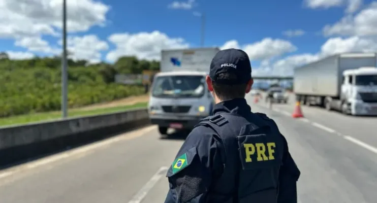 PRF realiza ação de saúde preventiva na BR-101 para motoristas de carga