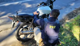 PRF recupera motocicleta adulterada na BR-101, em Serra