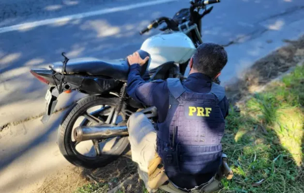 PRF recupera motocicleta adulterada na BR-101, em Serra
