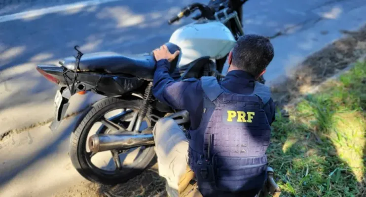 PRF recupera motocicleta adulterada na BR-101, em Serra