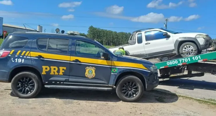 PRF recupera veículo roubado há nove anos durante abordagem em Linhares