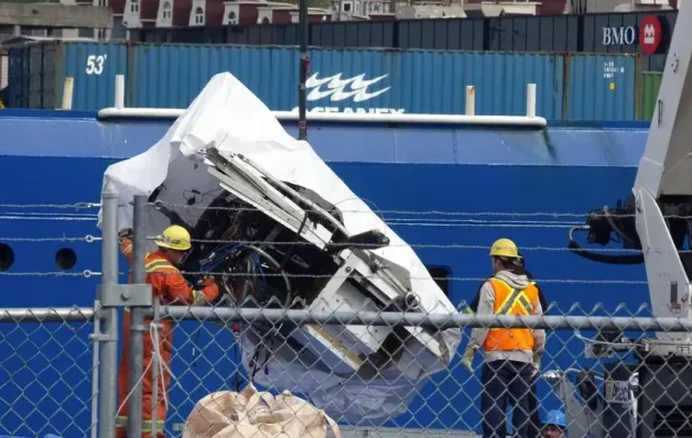 Primeiras imagens dos restos do Titan chegando a porto são divulgadas