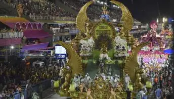 Primeiro dia de desfiles no Sambódromo tem acidente e atrasos