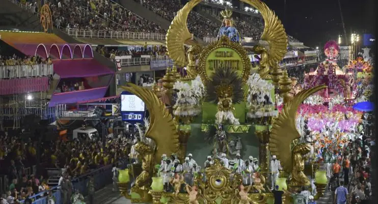 Primeiro dia de desfiles no Sambódromo tem acidente e atrasos