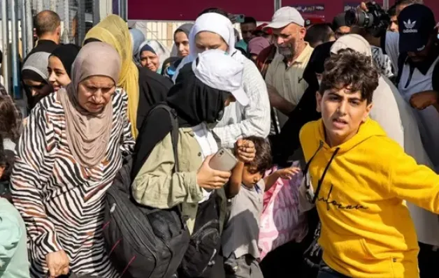 Primeiros feridos deixam Gaza; saída de estrangeiros também é esperada
