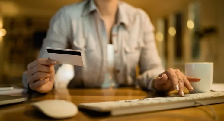 Procon-ES alerta: golpes pela internet usam perfis falsos e IA para enganar consumidores