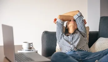 Procrastinação não é preguiça: entenda por que o cérebro prefere adiar tarefas difíceis