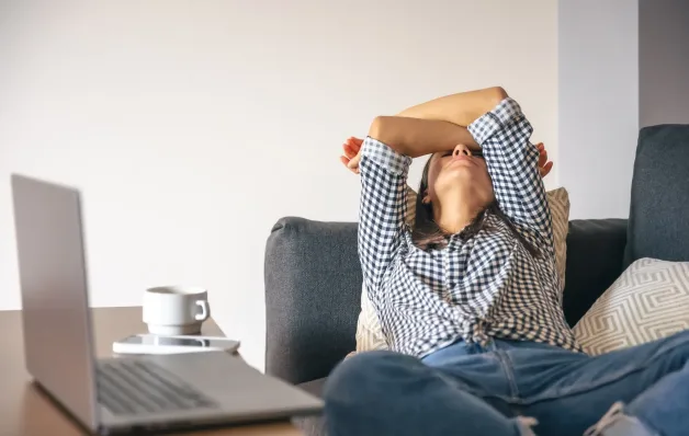 Procrastinação não é preguiça: entenda por que o cérebro prefere adiar tarefas difíceis