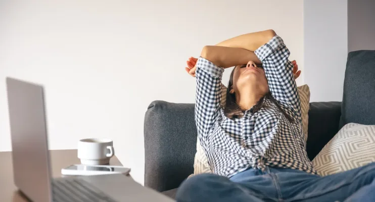 Procrastinação não é preguiça: entenda por que o cérebro prefere adiar tarefas difíceis