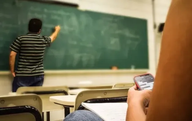  Professor bate na boca de estudante no meio da sala de aula por causa de uso de celular 