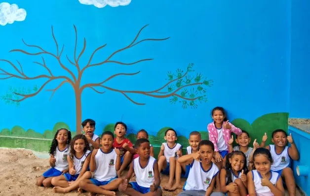 Professora transforma o muro da escola, no bairro Aviso, em verdadeiras obras de arte