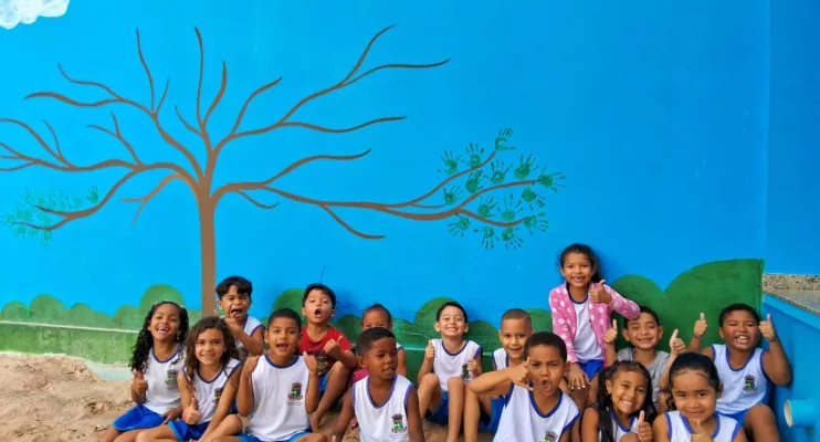 Professora transforma o muro da escola, no bairro Aviso, em verdadeiras obras de arte
