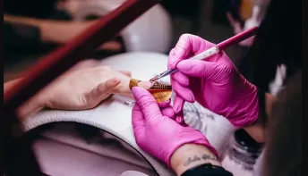 Proibida na Europa, unha de gel está na mira da Anvisa