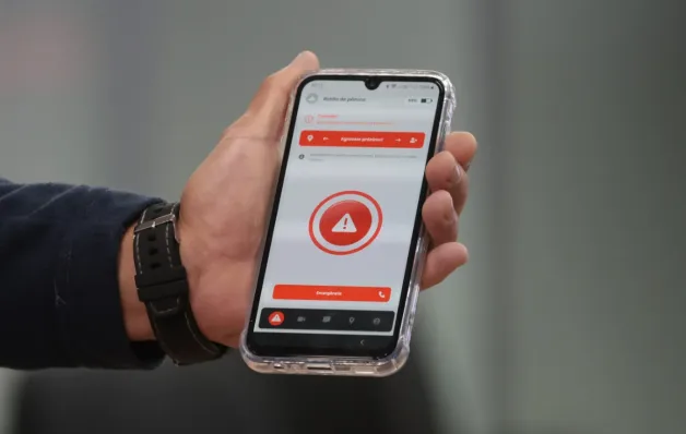 Projeto aprovado no Senado cria monitoramento com IA para agressores de mulheres