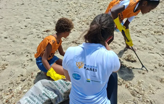Projeto Mares recolhe 165 kg de resíduos em ação de limpeza de praia em Mar Grande