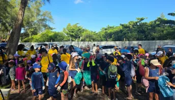 Projeto Praia Limpa leva estudantes à orla de Guriri em ação ambiental