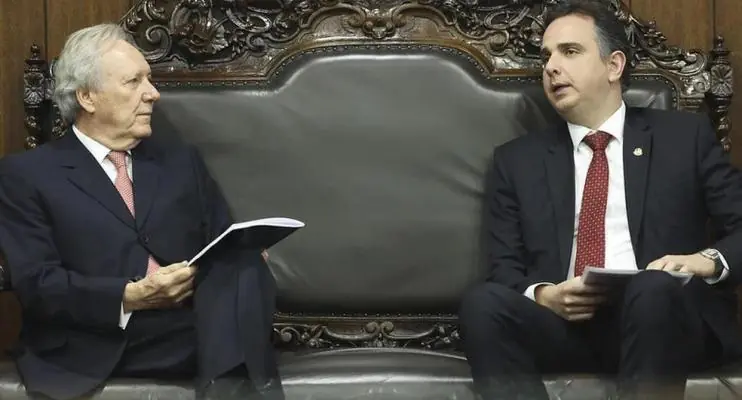 Proposta de juristas prevê que divulgação de fake news e ataque às eleições podem ensejar impeachment; entenda