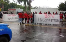 Protesto no CT do Flamengo cobra mudanças: “Salário em dia, porrada em falta”