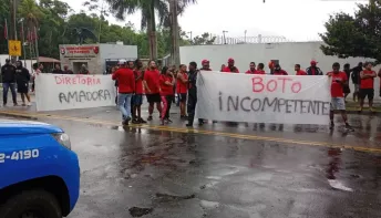 Protesto no CT do Flamengo cobra mudanças: “Salário em dia, porrada em falta”
